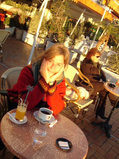 Claudine à une terrasse de café