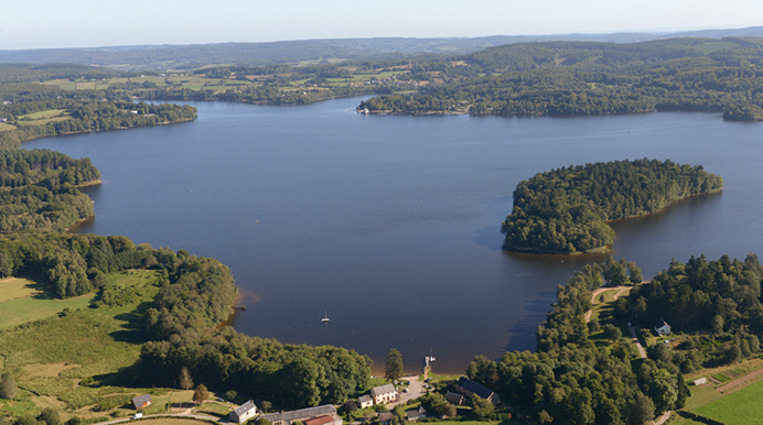 lac_des_settons_vue_aerienne Vue aérienne du lac des Settons dans le Morvan